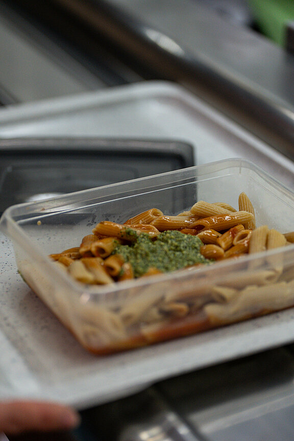 Bild von einer eigenen Dose gefüllt mit Nudeln, Tomatensauce und Pesto an der Nudeltheke der Zentralmensa