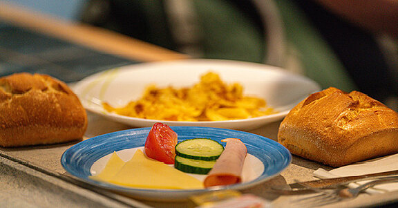 a photo of the breakfast offer sold in Rewi Mensa and Mensaria - scrambled eggs, rolls, jam, cold cuts (c) Studierendenwerk Mainz