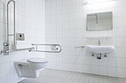 Foto von einem Badezimmer in einem rollstuhlgerechten Apartment im Wohnheim Inter 2