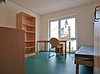 Foto eines Apartments im Wohnheim Bingen des Studierendenwerk Mainz, Tisch, Stuhl, Bett, Regal
