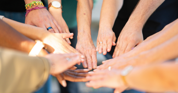 A photo of the hands of team Kita Sprösslinge