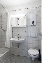 Foto Wohnheim Hechtsheim Badezimmer, Dusche, Toilette, Spiegel, Waschbecken
