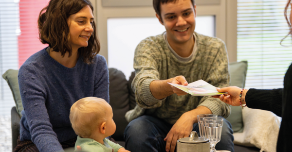 Photo of a consulting situation of parents with kid in Studierendenwerk Mainz Campus-Kitas Kita-Sozialarbeit