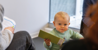 Photo of a consulting situation of parents with kid in Studierendenwerk Mainz Campus-Kitas Kita-Sozialarbeit