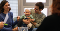 Photo of a consulting situation of parents with kid in Studierendenwerk Mainz Campus-Kitas Kita-Sozialarbeit