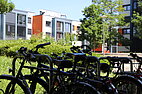 Foto von einem Wohnheim des Studierndenwerk Mainz, im Vordergrund der typische Anblick eines Fahrradabstellplatzes