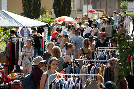 Photo of students on JGU Campus during Campus Mainz summer flea market