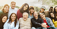 Foto einer Gruppe von jungen und älteren Menschen aus Deutschland und aller Welt - Fremde werden Freunde_Istock Foto einer Gruppe von jungen und älteren Menschen aus Deutschland und aller Welt - Fremde werden Freunde_Istock