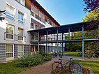 Foto Wohnheim Hechtsheim von Außen mit Verbindungsgang zwischen den Häusern