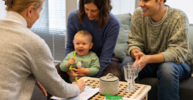 Photo of a consulting situation of parents with kid in Studierendenwerk Mainz Campus-Kitas Kita-Sozialarbeit