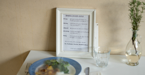 A photo of the presentation of the menu of the day in a Campus Kita, the Kita Sprösslinge of Studierendenwerk Mainz