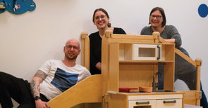 Foto von 3 Team-Mitgliedern des Teams Kita-Campulino auf der Rutsche / Kinder-Küche in der Krippengruppe