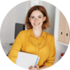 Bild einer jungen Frau im Büro - sinnbildlich für Ausbildung Büromanagement mwd