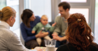 Photo of a consulting situation of parents with kid in Studierendenwerk Mainz Campus-Kitas Kita-Sozialarbeit