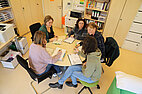 Foto vom Team einer Campus-Kita bei einer Team-Besprechung