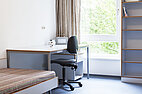 Wohnheim Hechtsheim WG-Zimmer, Bett, Schreibtisch, Stuhl, Regal