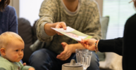 Photo of a consulting situation of parents with kid in Studierendenwerk Mainz Campus-Kitas Kita-Sozialarbeit
